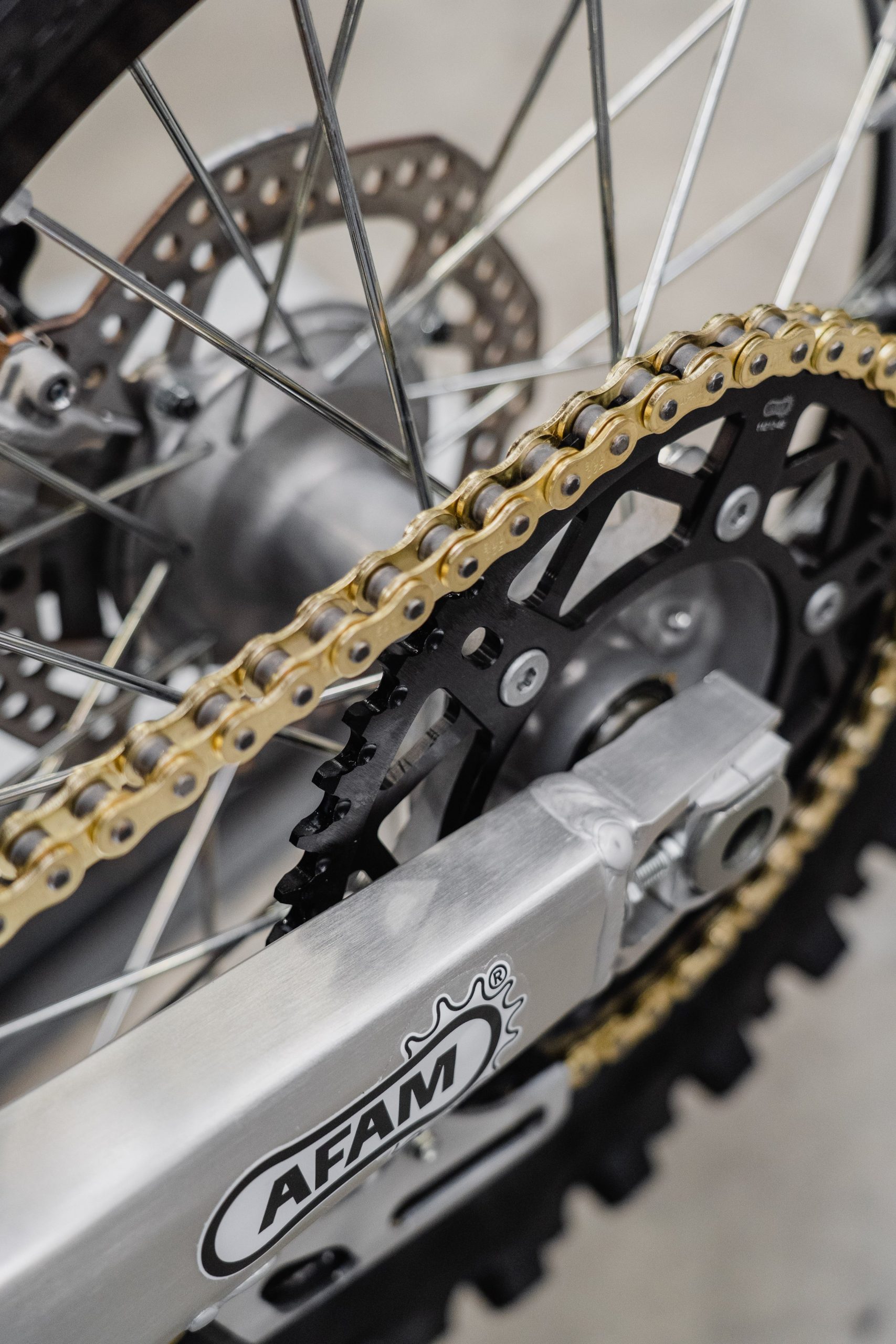 Cómo cambiar el kit de transmisión en una moto de cross/enduro.