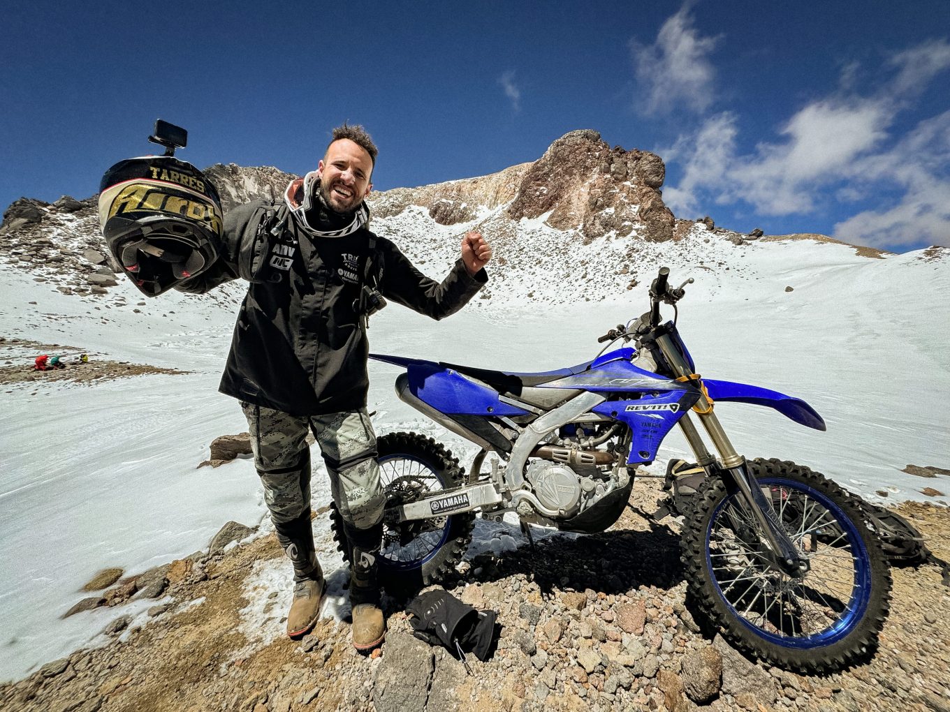 Pol Tarrés bate un nuevo récord y llega a 6.756 m de altura en moto