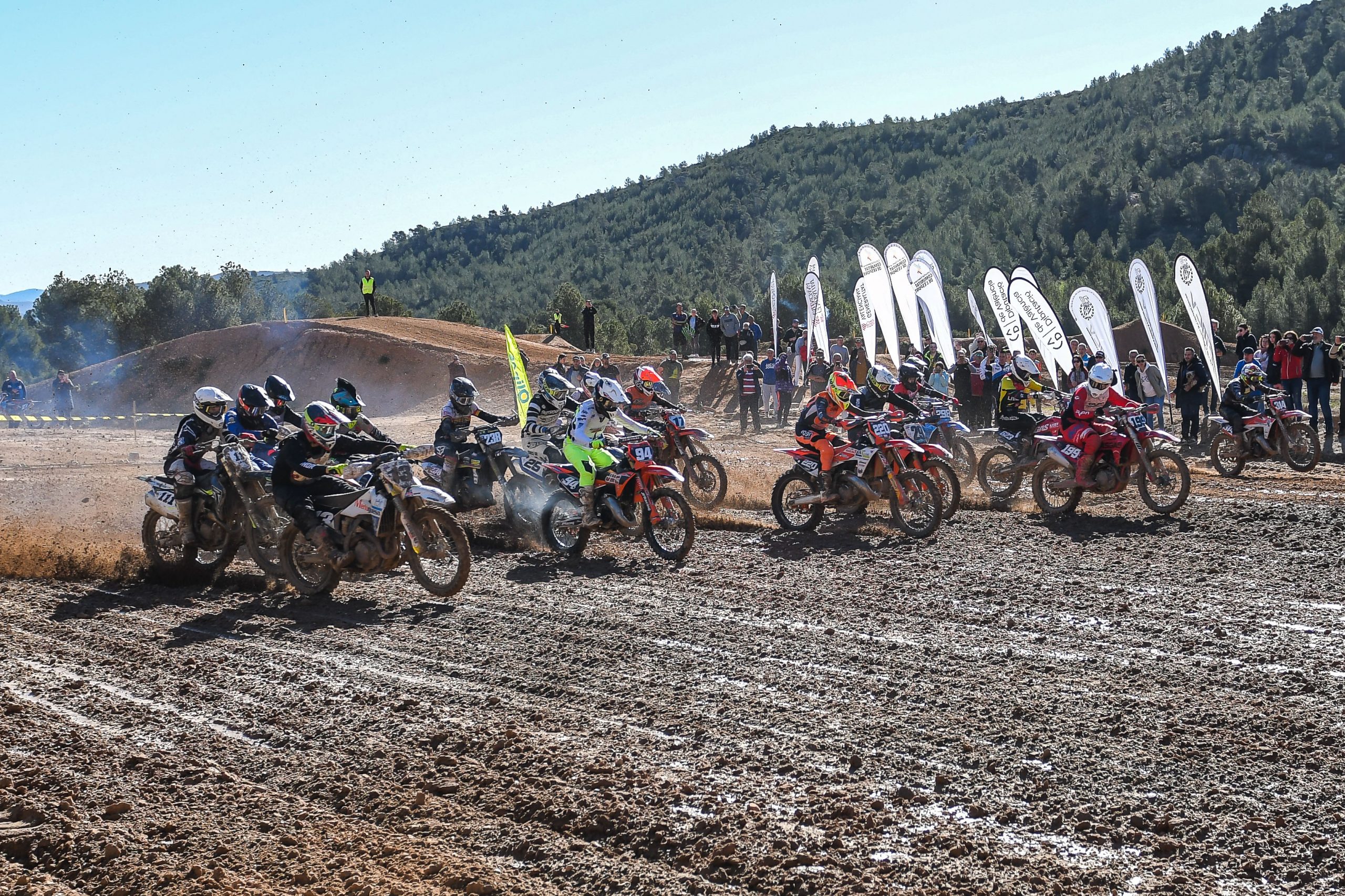 Fantástica carrera de Motocross en Domeño