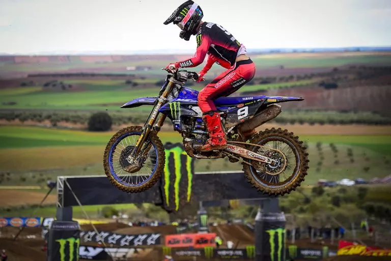 Gajser y Benistant Master the Mud of Cózar para ganar las carreras clasificatorias