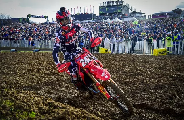 GAJSER Y ADAMO LUCHAN BAJO LA LLUVIA FRANCESA PARA GANAR UN FRENÉTICO MXGP DE EUROPA