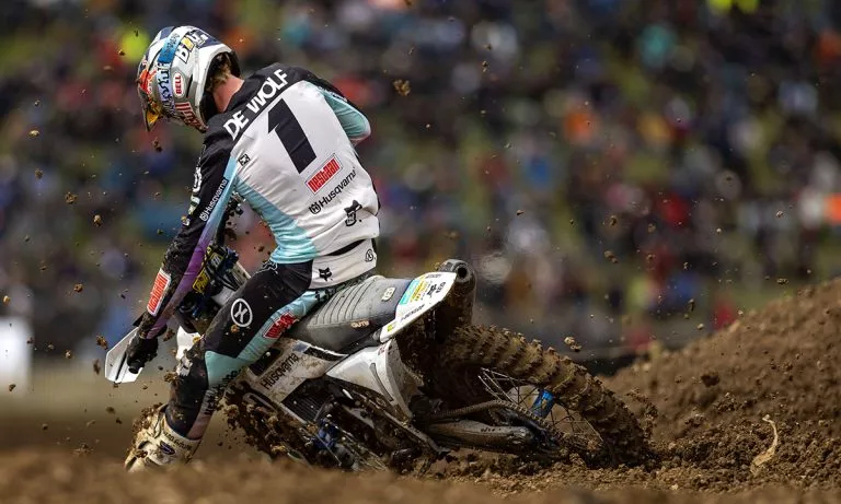 De Wolf y la placa roja