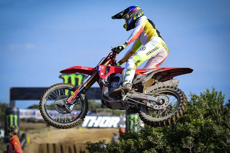 Éxito en la arena para Laengenfelder y Gajser en las mangas clasificatorias del MXGP de Sardegna