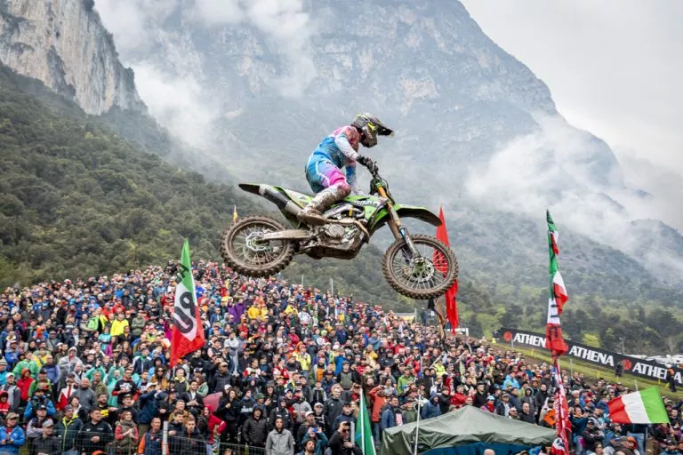 LAS BATALLAS POR EL TÍTULO EUROPEO SE INTENSIFICAN EN TRENTINO CON FRAN GARCÍA «Carbonero» EN EMX250 Y FAURE EN EMX125 PRESENTADO POR FMF RACING ALCANZANDO LA CIMA