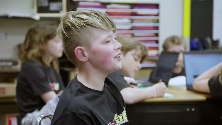 El Programa «MotoVated» de la Maestra Carol Brinkman Deja un Legado Duradero a Través de Supercross