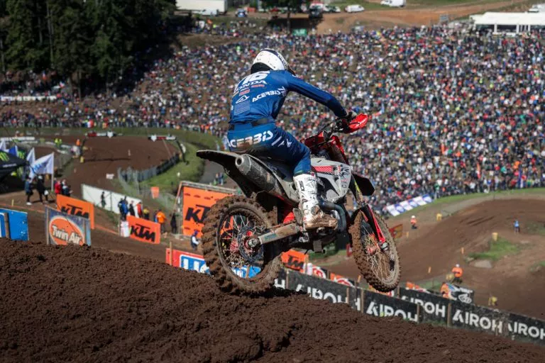 ZANOCZ ESCRIBE LA HISTORIA EN EMX250 MIENTRAS ALVISI SE hace con LA PLACA ROJA EN EMX125 EN ERNÉE