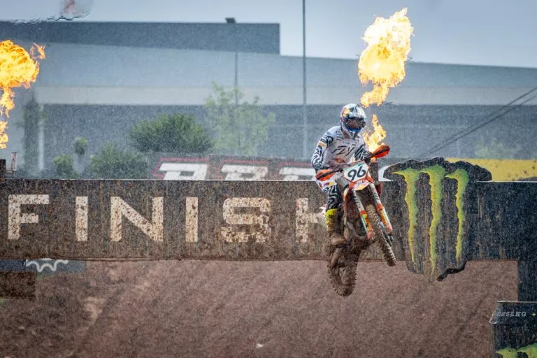 LUCAS COENEN Y ADAMO LUCHAN A TRAVÉS DEL BARRO POR LA VICTORIA EN EL MXGP DE PORTUGAL!