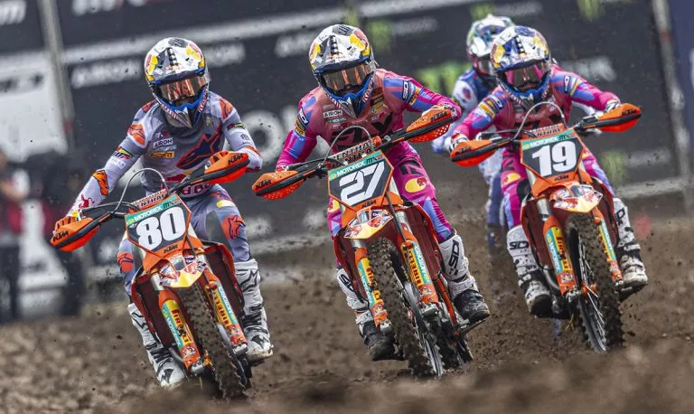 SIMÓN LANGENFELDER – LA PLACA ROJA