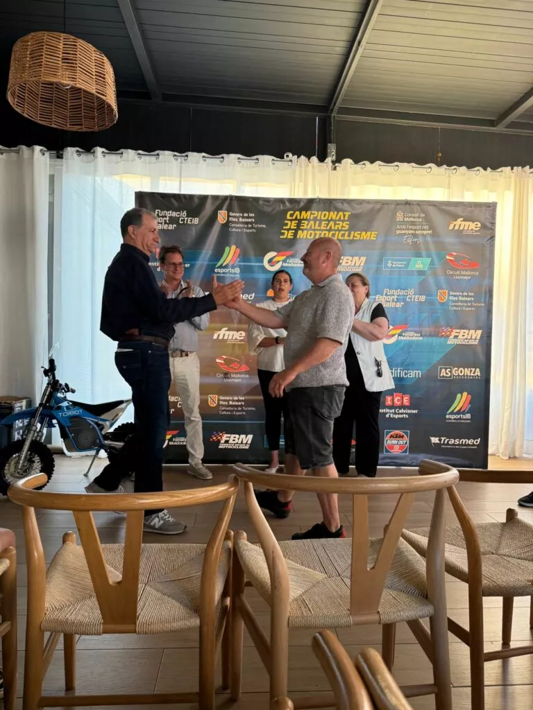 Rafa Canellas Estrechando Mano 1