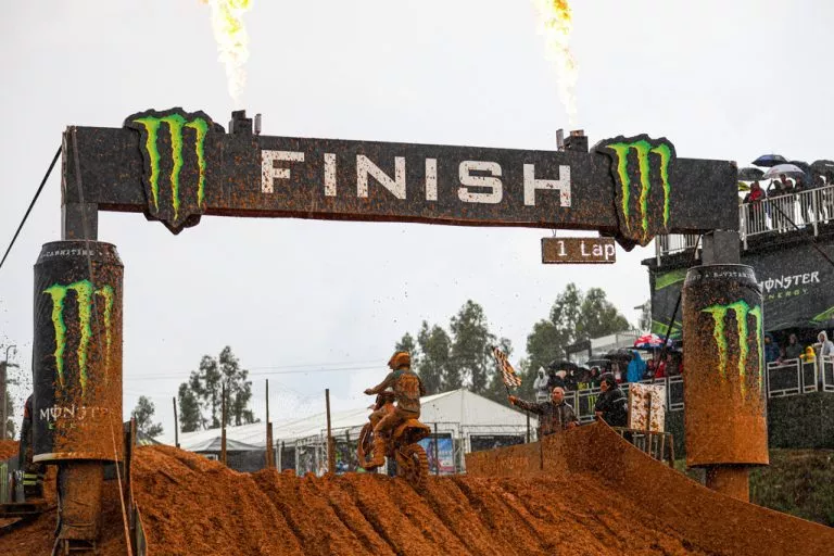 REISULIS en EMX250 y FAURE en EMX125 dominan en una Agueda encharcado