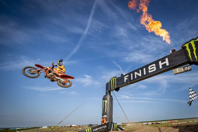 HERLINGS y LÄNGENFELDER brillan bajo el sol del sábado en el MXGP de Gran Bretaña