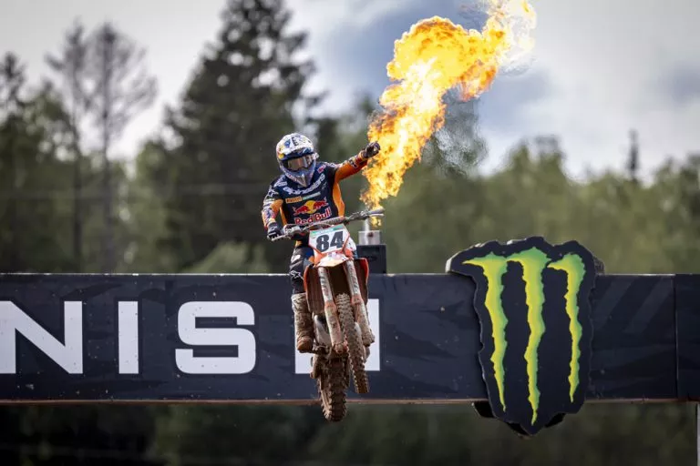HERLINGS Y SACHA COENEN SON LOS REYES DE LOS KEGUMS EN EL MXGP DE LETONIA