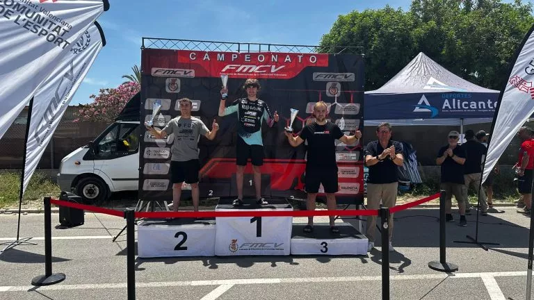 Manu Pellicer vence a las altas temperaturas y a sus rivales y se lleva el TT de Alicante