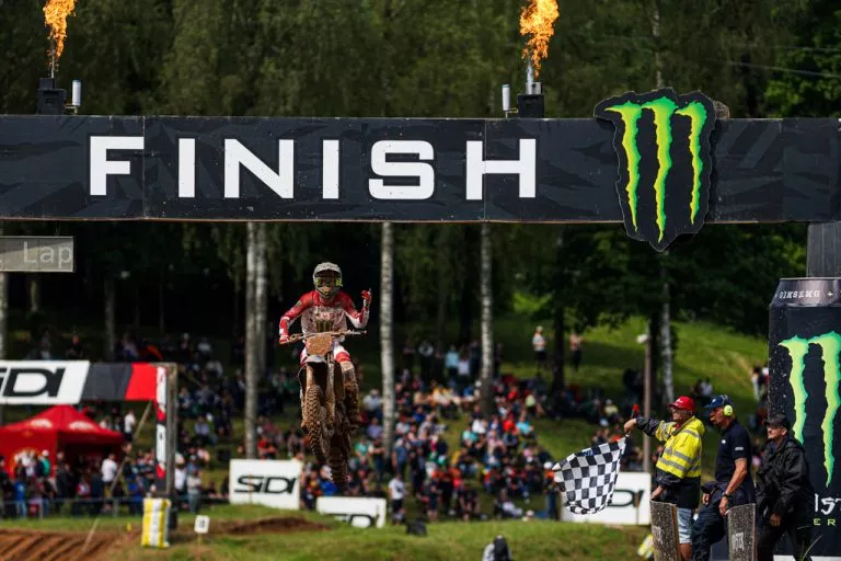 LATVIA GRITA POR REISULIS EN EMX250 MIENTRAS YAMAHA CELEBRA UN FIN DE SEMANA PERFECTO CON FAURE GANANDO EN EMX125