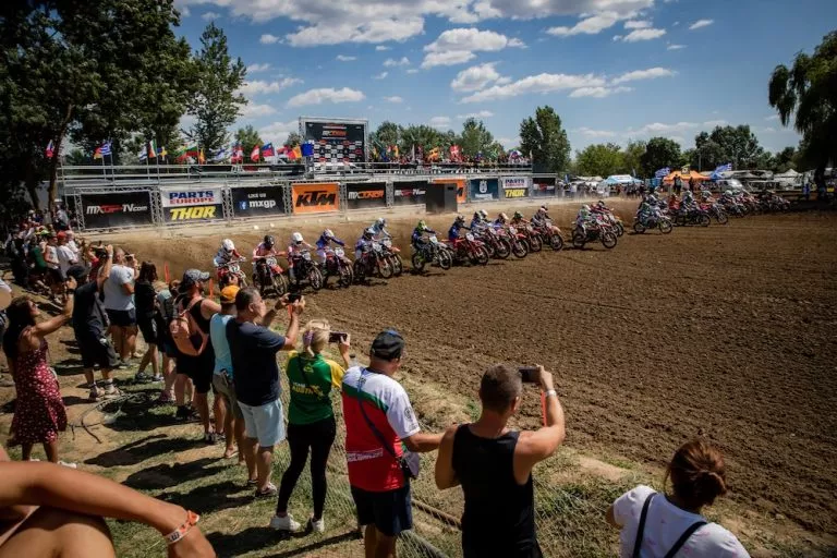 LOS JÓVENES SE LANZAN HACIA ROMAGNÉ PARA EL CAMPEONATO MUNDIAL JUNIOR DE MOTOCROSS FIM EN FRANCIA