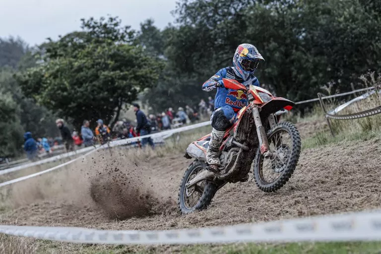 Josep García arrasa y el equipo Equipo Nacional brilla en el EnduroGP de Gales
